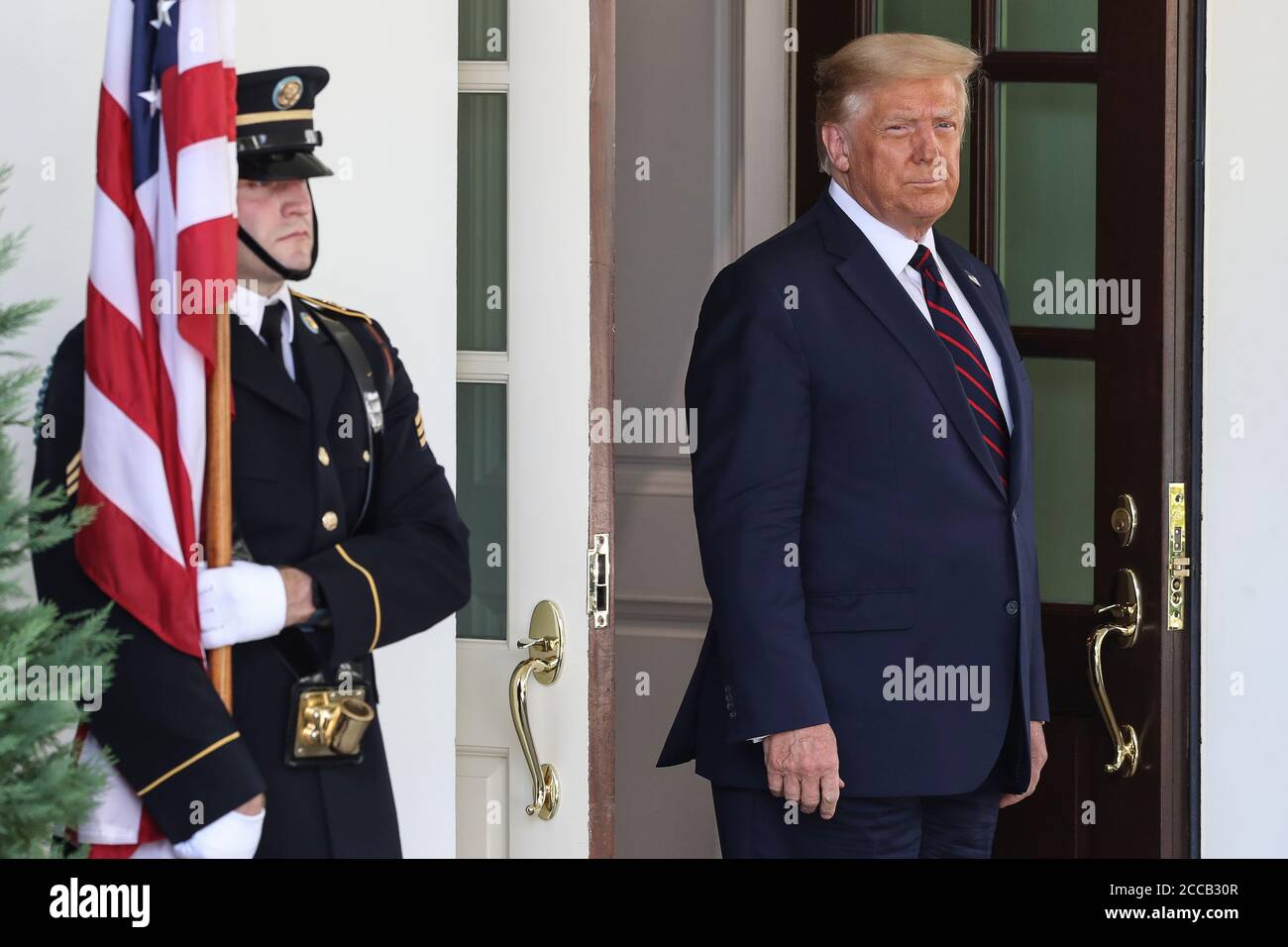 Il Presidente degli Stati Uniti Donald J. Trump attende di dare il benvenuto al primo Ministro iracheno Mustafa al-Kadhimi alla Casa Bianca giovedì 20 agosto 2020 a Washington, DC.Credit: Oliver Contreras/Pool via CNP /MediaPunch Foto Stock