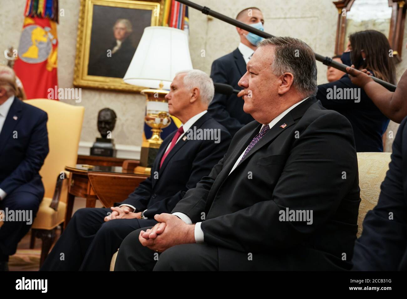 Il Vice Presidente degli Stati Uniti Mike Pence e il Segretario di Stato americano Mike Pompeo ascoltano mentre il Presidente Donald Trump partecipa a un incontro bilaterale con il primo Ministro della Repubblica di Iraq, Mustafa al-Kadhimi, presso l'Ufficio ovale della Casa Bianca a Washington DC il 20 agosto 2020. Credit: Anna Moneymaker/Pool via CNP /MediaPunch Foto Stock