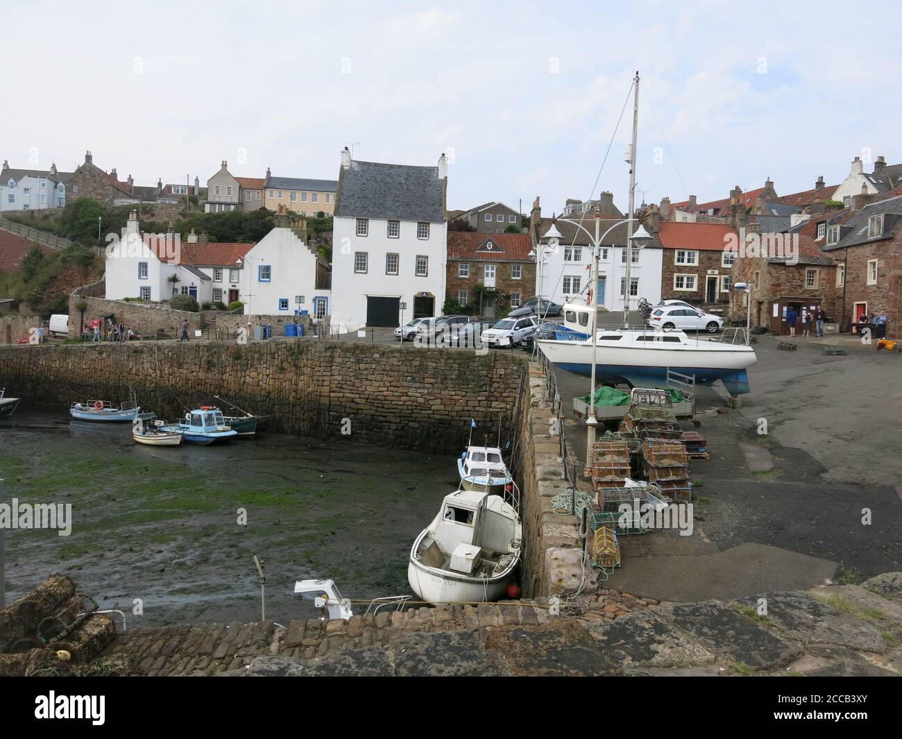 Il pittoresco villaggio storico di pescatori di Coral, con il suo piccolo porto murato, è un luogo pittoresco per i turisti che seguono la costa est di Neuk of Fife. Foto Stock