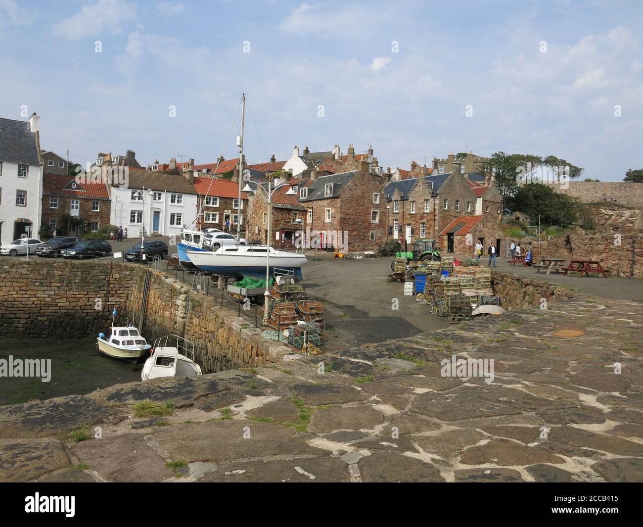 Il pittoresco villaggio storico di pescatori di Coral, con il suo piccolo porto murato, è un luogo pittoresco per i turisti che seguono la costa est di Neuk of Fife. Foto Stock