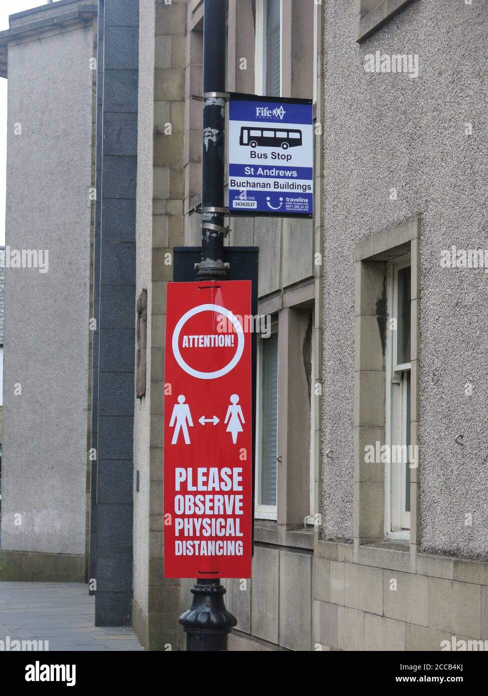 Guida del coronavirus su una fermata dell'autobus fuori da un edificio universitario a St Andrews: Si prega di osservare la distanza fisica. Foto Stock