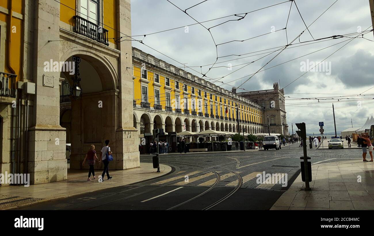 Coppie innamorate e che tengono le mani nel centro di Lisbona Foto Stock