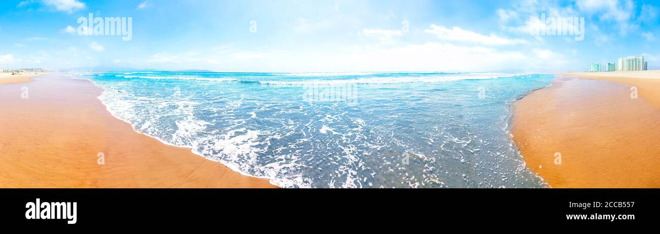 Vista panoramica sull'ampia onda dell'oceano pacifico a la Serena, Cile Foto Stock