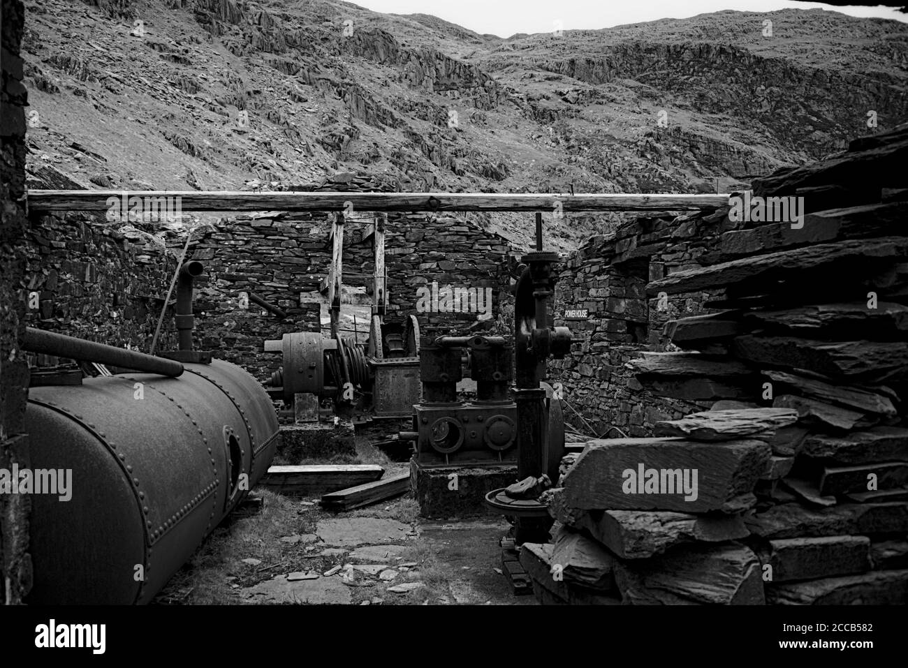 Vecchie attrezzature dalla rivoluzione industriale per una vecchia miniera in un edificio abbandonato di ardesia rurale Foto Stock