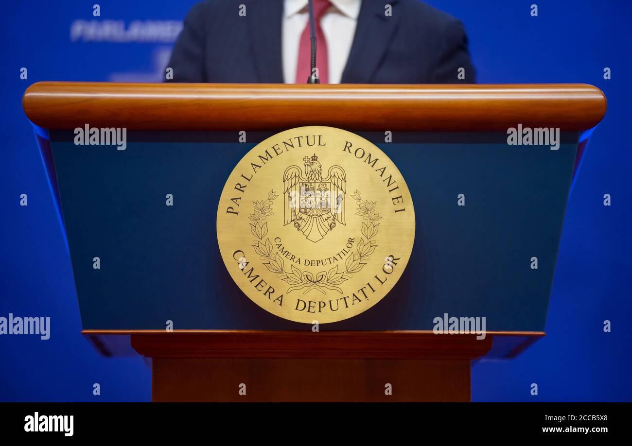 Bucarest, Romania - 20 agosto 2020: La tribuna da cui i deputati della Camera dei deputati del Parlamento rumeno parlano quando danno p Foto Stock