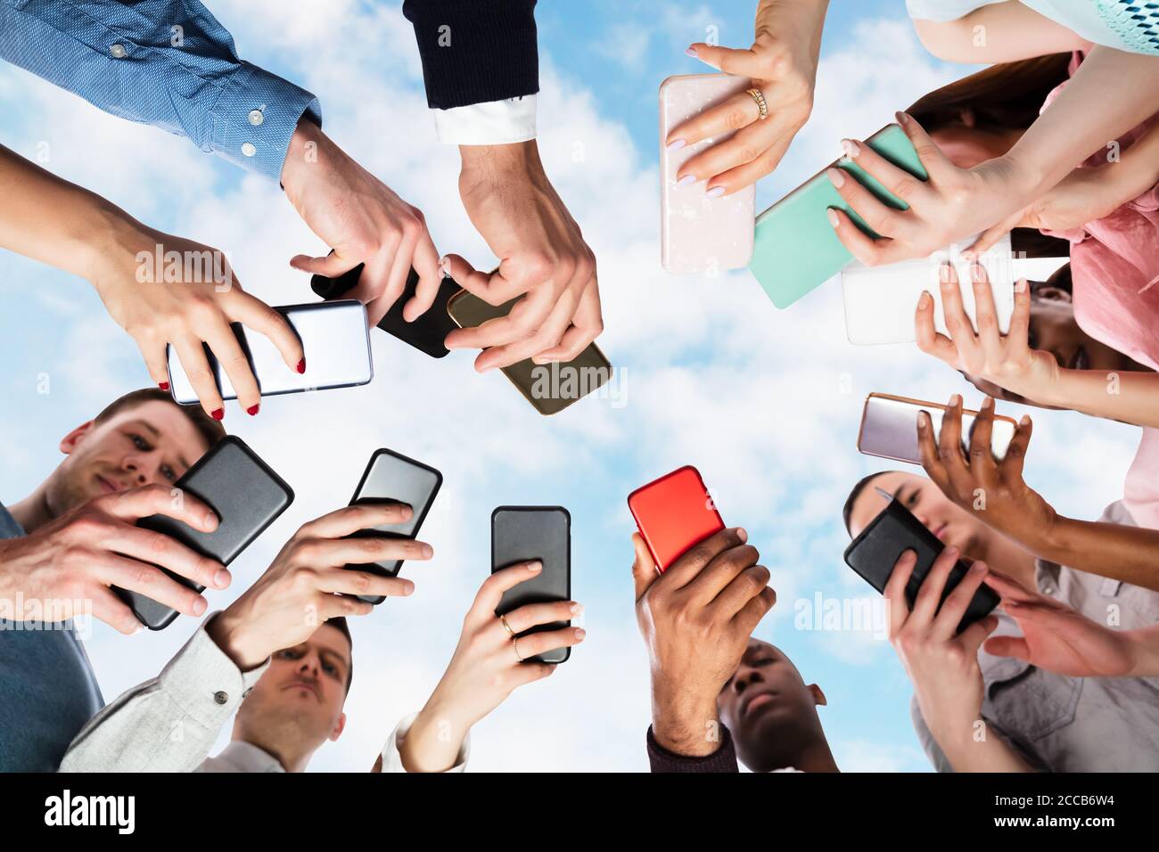 Persone multiculturali che utilizzano e che utilizzano telefoni cellulari Foto Stock