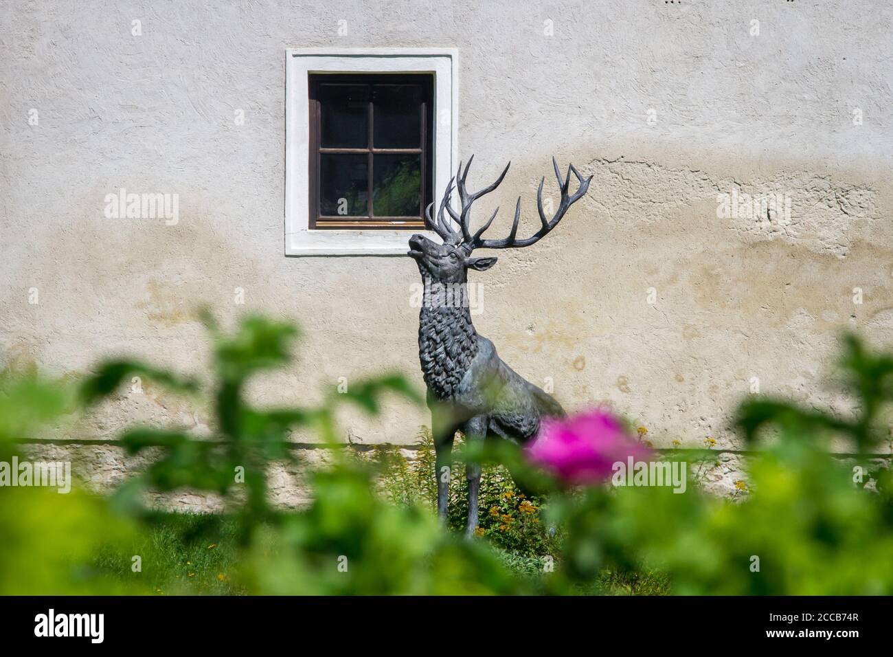 Statua del cervo, Castello Waldreichs, Kamptal-Seenweg 620, escursioni nei pressi del lago artificiale di Dobra, Waldviertel, Austria Foto Stock