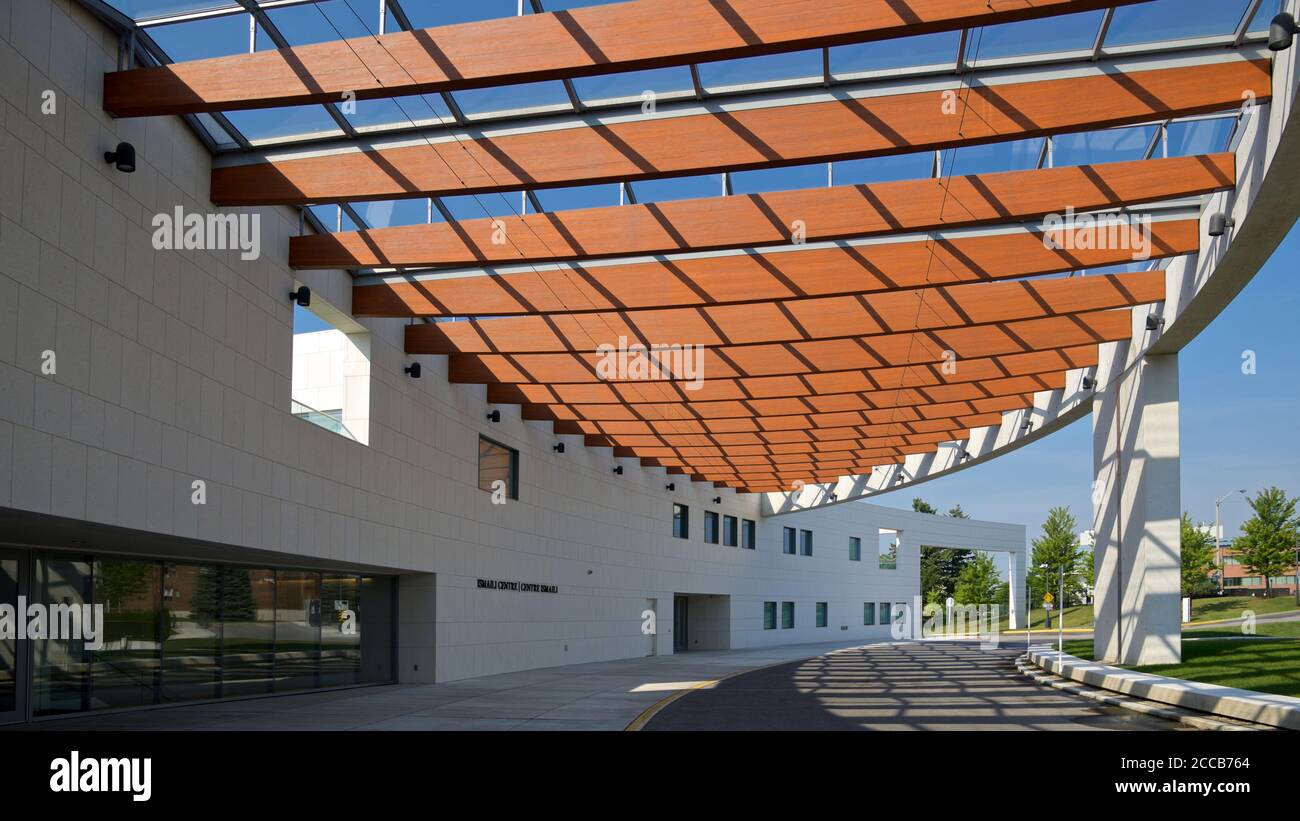 Esterno di un edificio dal design moderno con tetto in materiale di vetro. Foto Stock