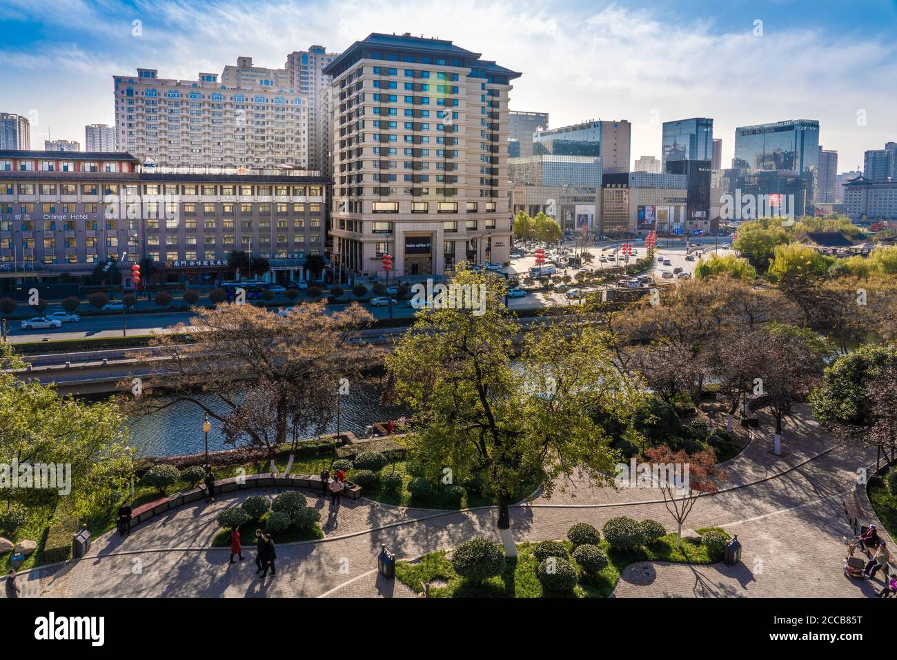 Vista del centro cittadino lungo il fiume a Xian, Cina Foto Stock