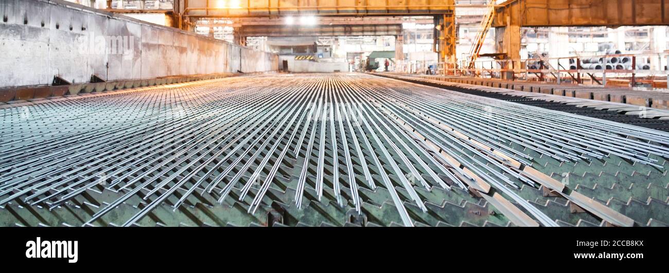 Industria metallurgica. Laminatoio. La valvola è raffreddata dopo la laminazione Foto Stock