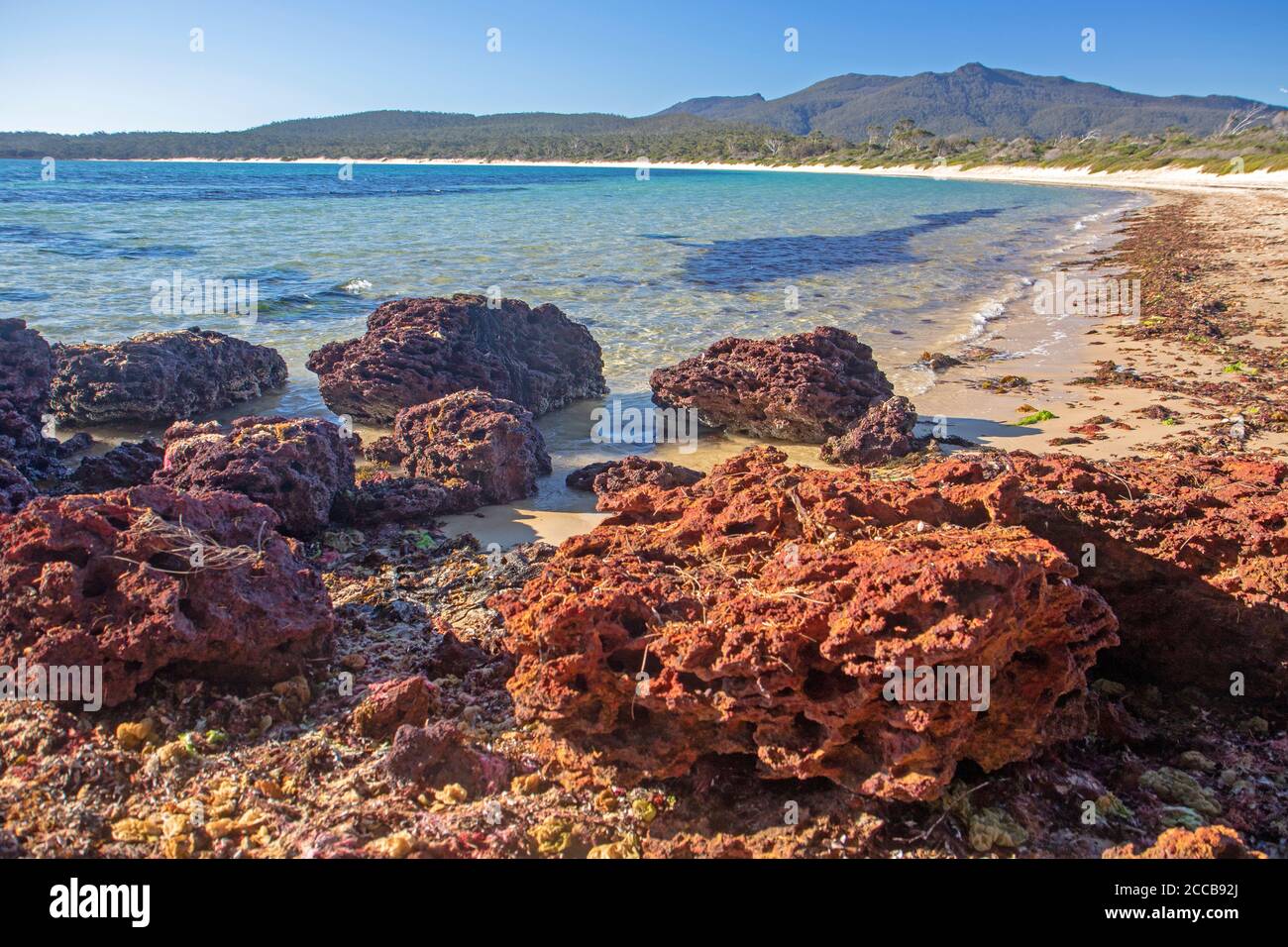 Bloodstone Beach con il monte Maria che si innalza davanti Foto Stock