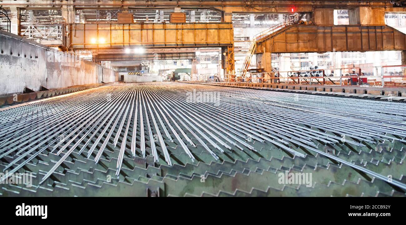 Industria metallurgica. Laminatoio. La valvola viene raffreddata dopo il rotolamento. Foto Stock