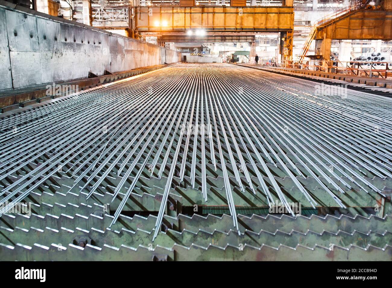 Industria metallurgica. Laminatoio. La valvola viene raffreddata dopo il rotolamento. Foto Stock
