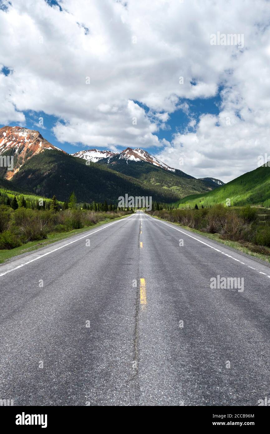 Vista guardando lungo la Million Dollar Highway, US 550 in avvicinamento Red Mountain Pass in Colorado Foto Stock
