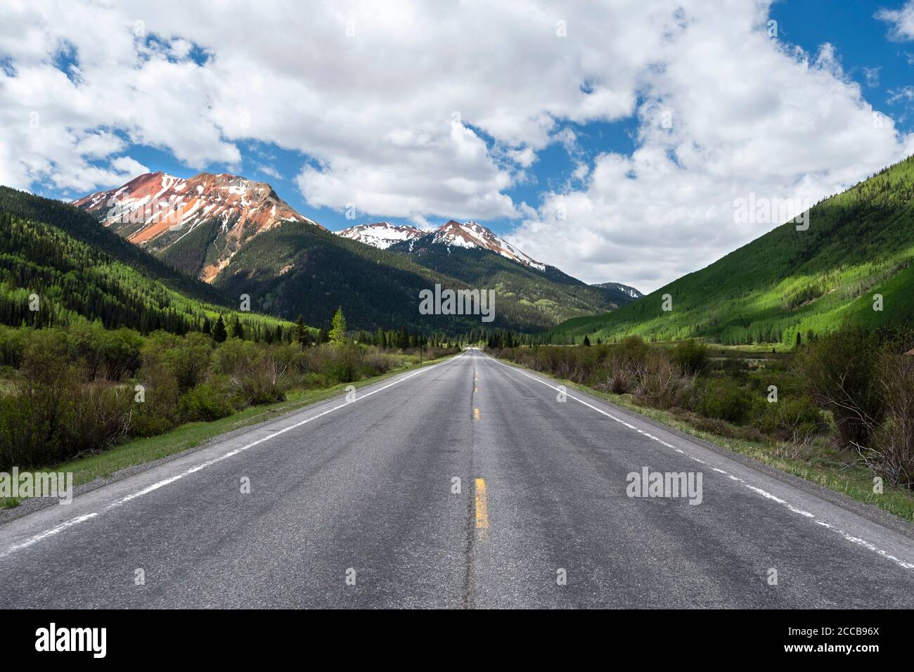 Vista guardando lungo la Million Dollar Highway, US 550 in avvicinamento Red Mountain Pass in Colorado Foto Stock