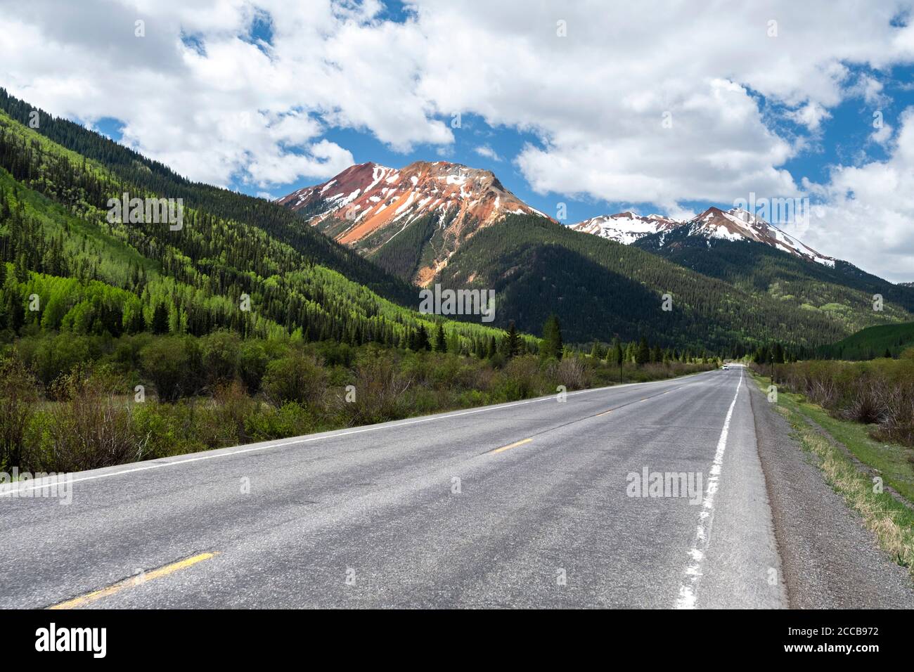 Vista guardando lungo la Million Dollar Highway, US 550 in avvicinamento Red Mountain Pass in Colorado Foto Stock