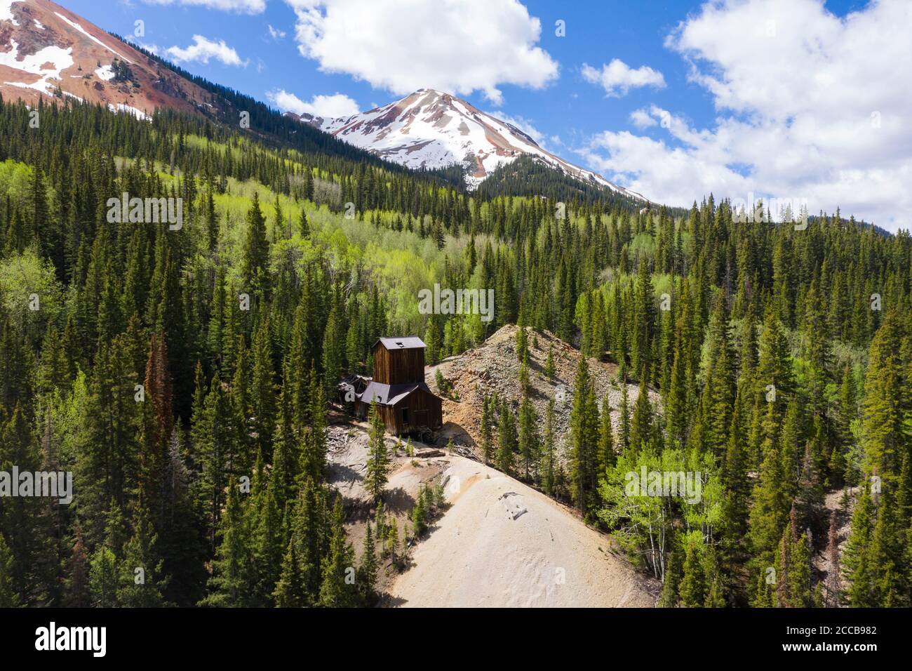Vecchi edifici minerari vicino alla miniera di Idorado a Red Mountain Attraversa le Colorado Rockies Foto Stock