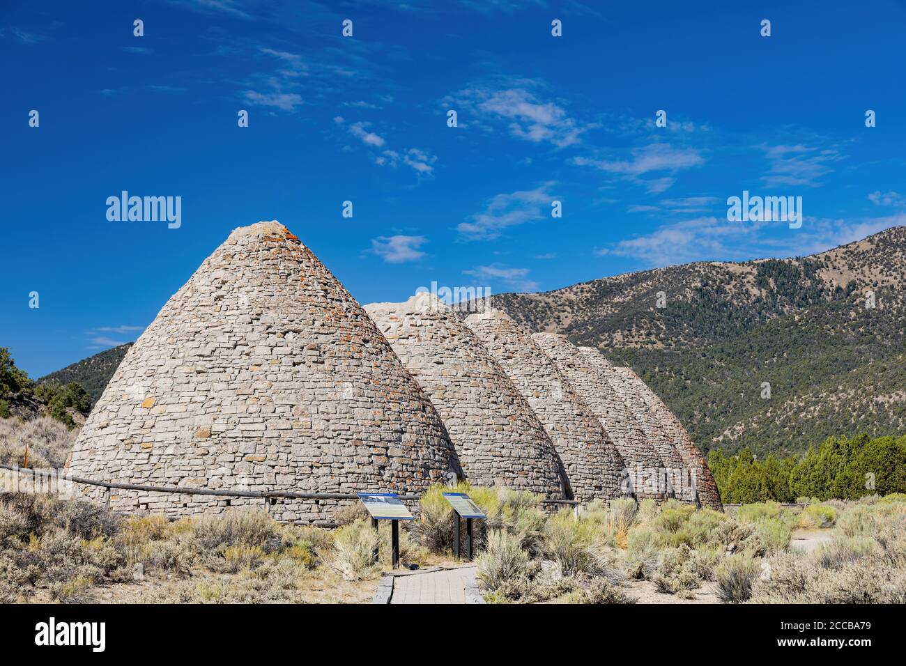 Soleggiata vista esterna del grande forno di Ward Charcoal Forums state Historic Park in Nevada Foto Stock