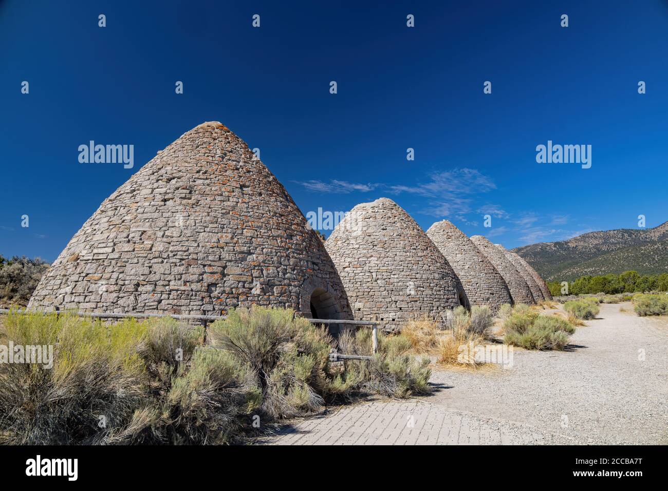 Soleggiata vista esterna del grande forno di Ward Charcoal Forums state Historic Park in Nevada Foto Stock
