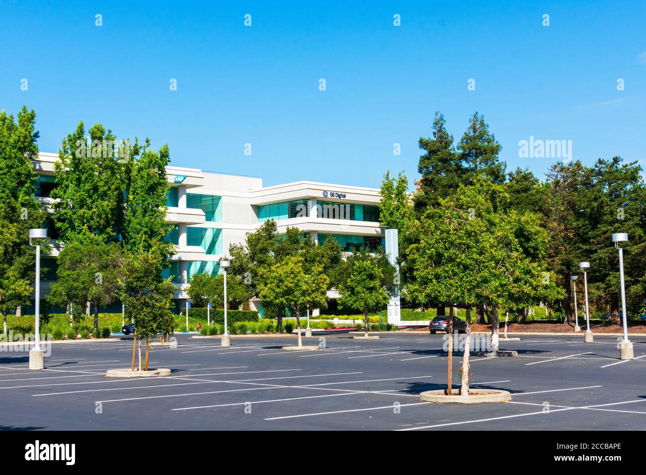 Parcheggio all'aperto vuoto con giardini verdi vicino agli uffici SAP e GE Digital nella Silicon Valley- San Ramon, CA, USA - Ottobre 2019 Foto Stock