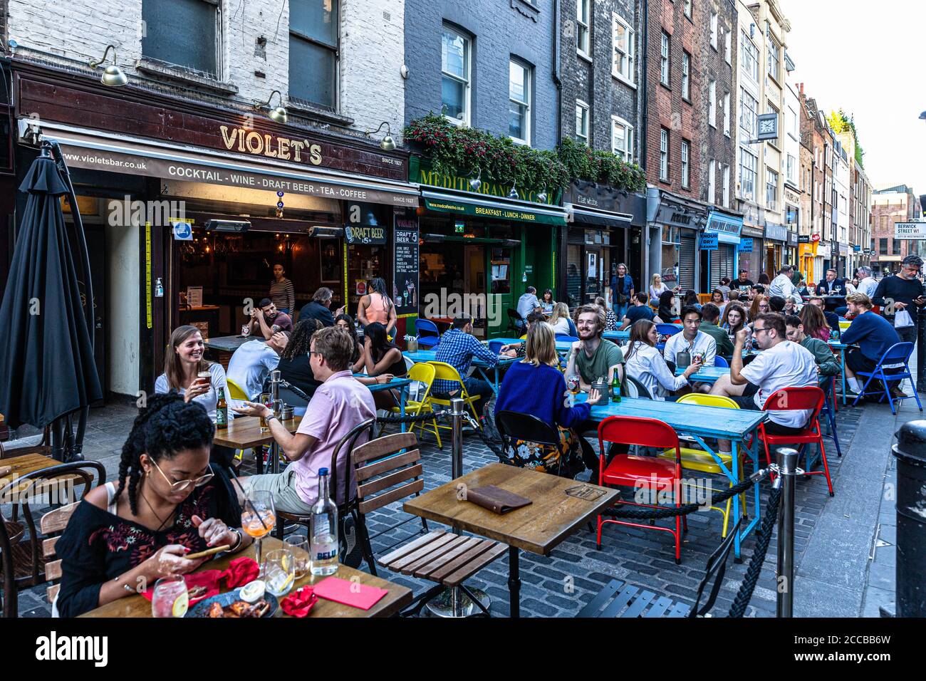 I clienti cenano all'aperto su una strada pedonale, Berwick Street, Soho, Londra, Regno Unito. Foto Stock