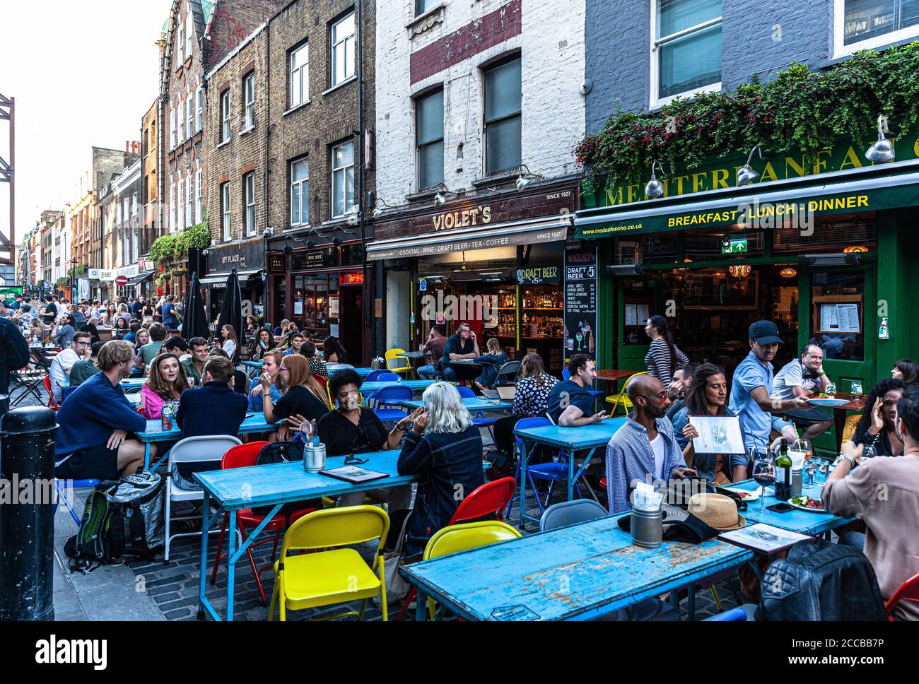 I clienti cenano all'aperto su una strada pedonale, Berwick Street, Soho, Londra, Regno Unito. Foto Stock