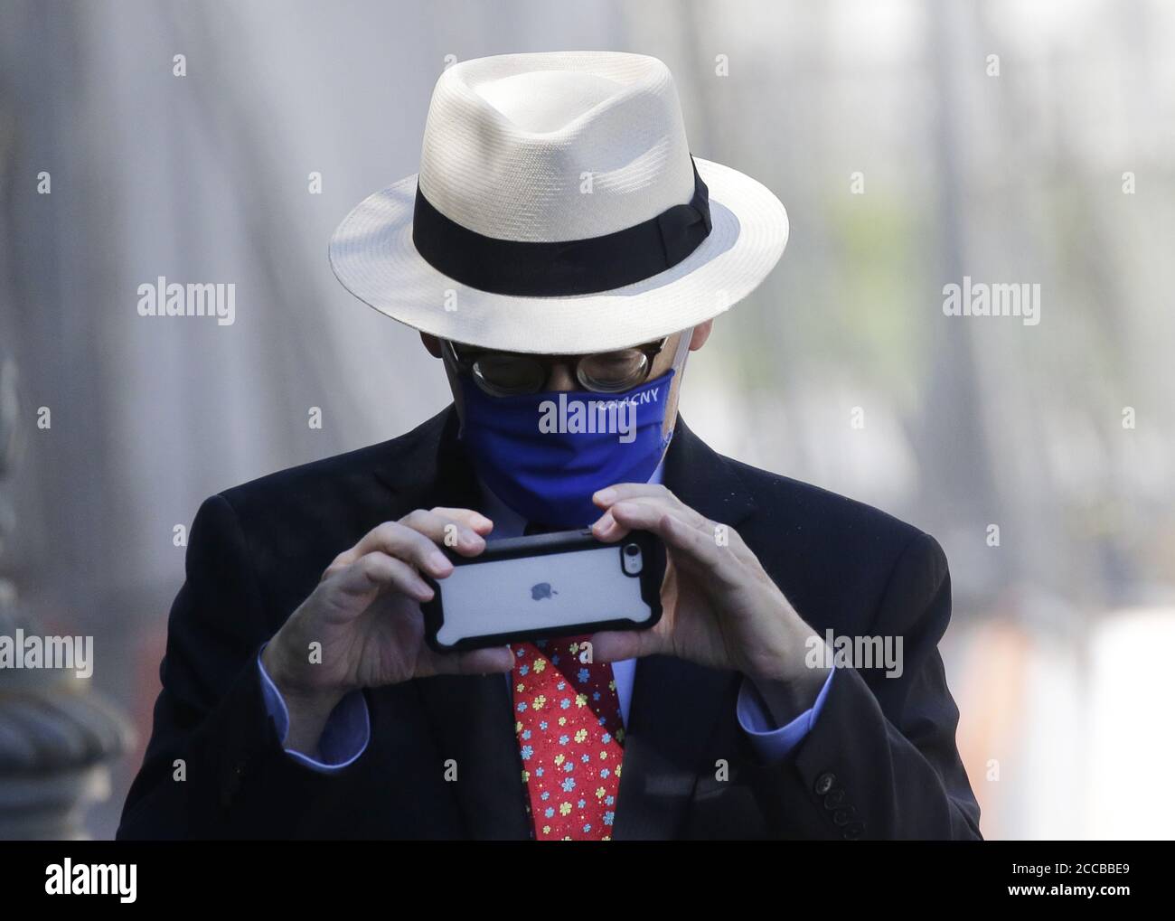 New York, Stati Uniti. 20 Agosto 2020. Un uomo indossa una maschera per proteggere e prevenire la diffusione di Coronavirus mentre scatta una foto a New York il giovedì 20 agosto 2020. Foto di John Angelillo/UPI Credit: UPI/Alamy Live News Foto Stock