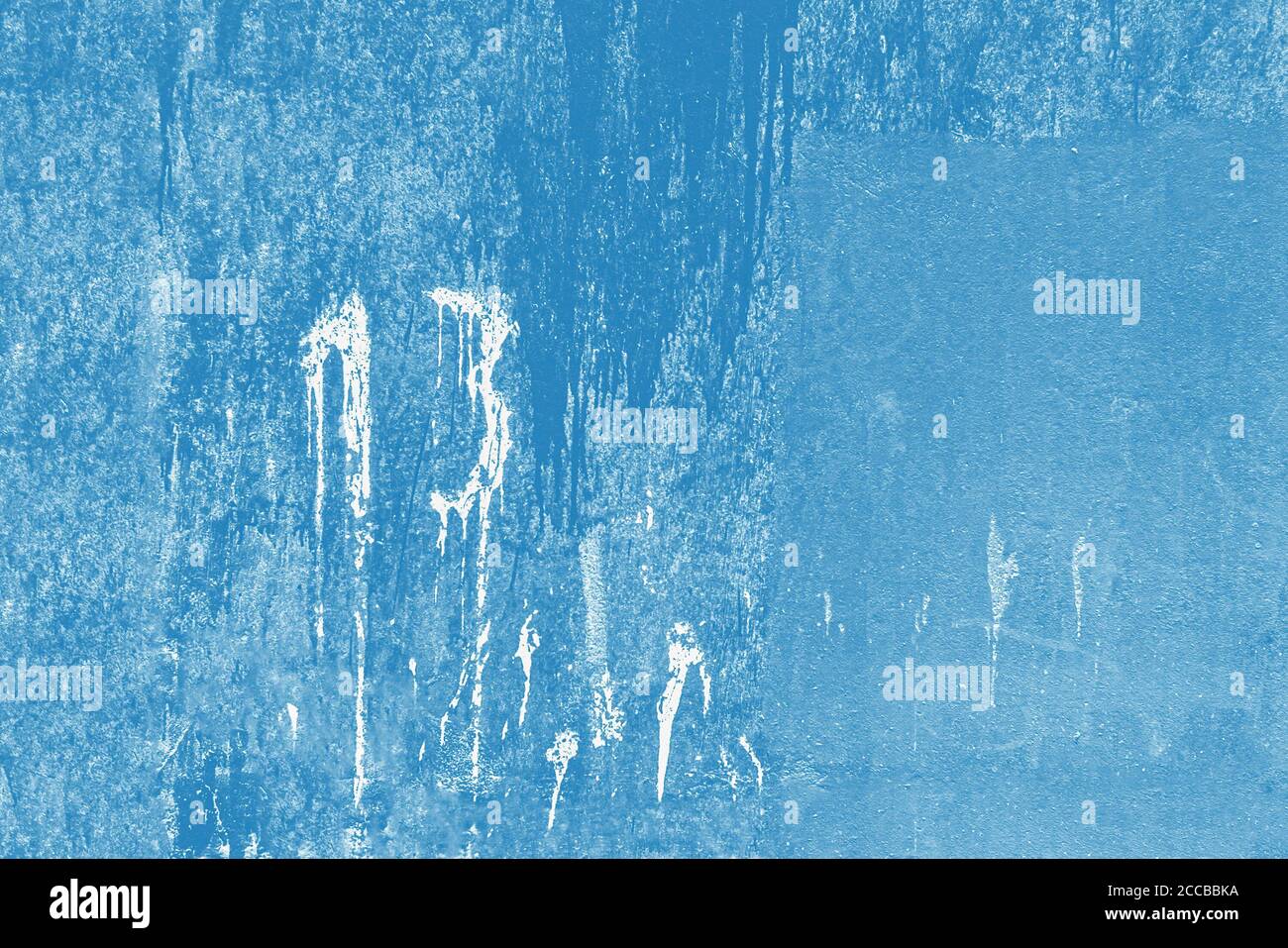 numero tredici scritto con vernice bianca sulla parete blu sporca, spazio di copia Foto Stock