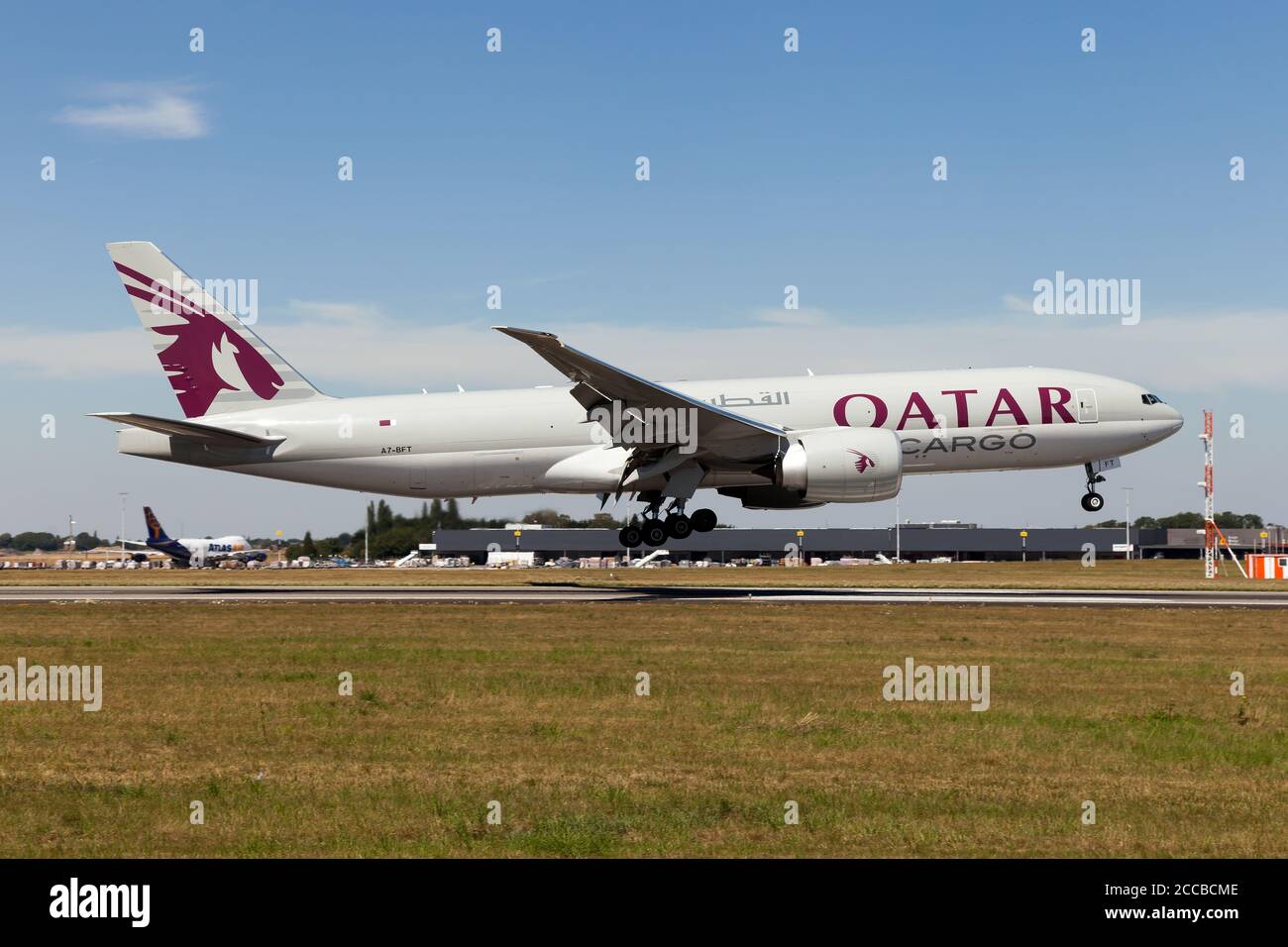 Un Qatar Airways Cargo Boeing 777-FDZ atterra all'aeroporto Liege Bierset. Foto Stock