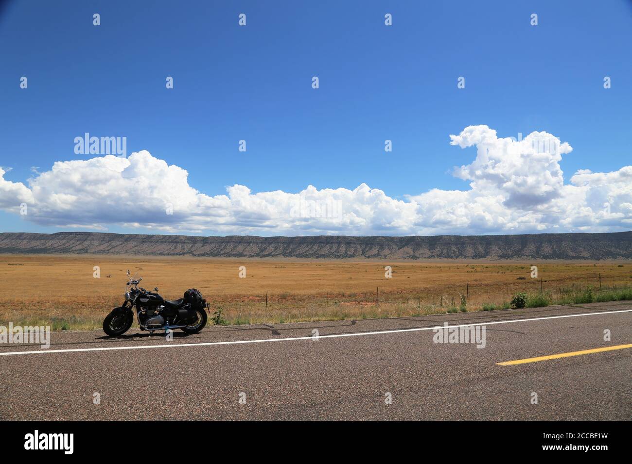 2018 Triumph Speedmaster su un'ampia strada all'aperto sulla vecchia Route 66 fuori da Kingman, Arizona Foto Stock