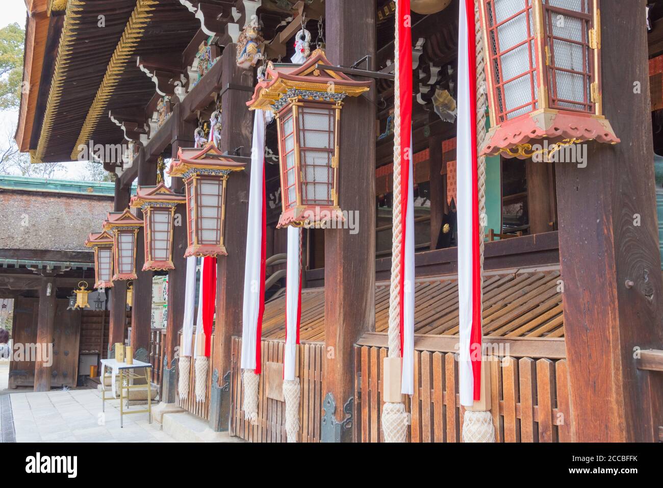 Lanterna al Santuario di Kitano Tenmangu a Kyoto, Giappone. Il santuario fu costruito durante il 947 d.C. dall'imperatore del tempo in onore di Sugawara no Michizane. Foto Stock