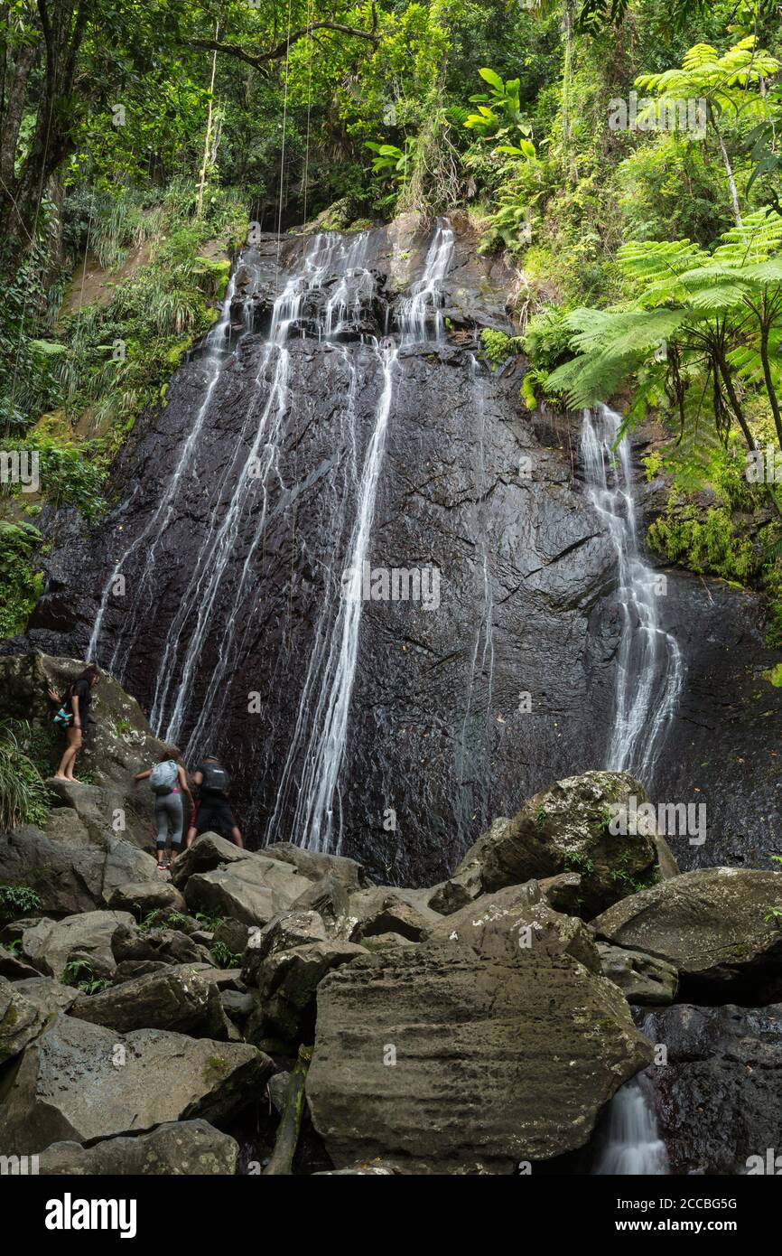 Turisti a la Coca Falls nella tropicale El Yunque National Forest a Puerto Rico. Foto Stock