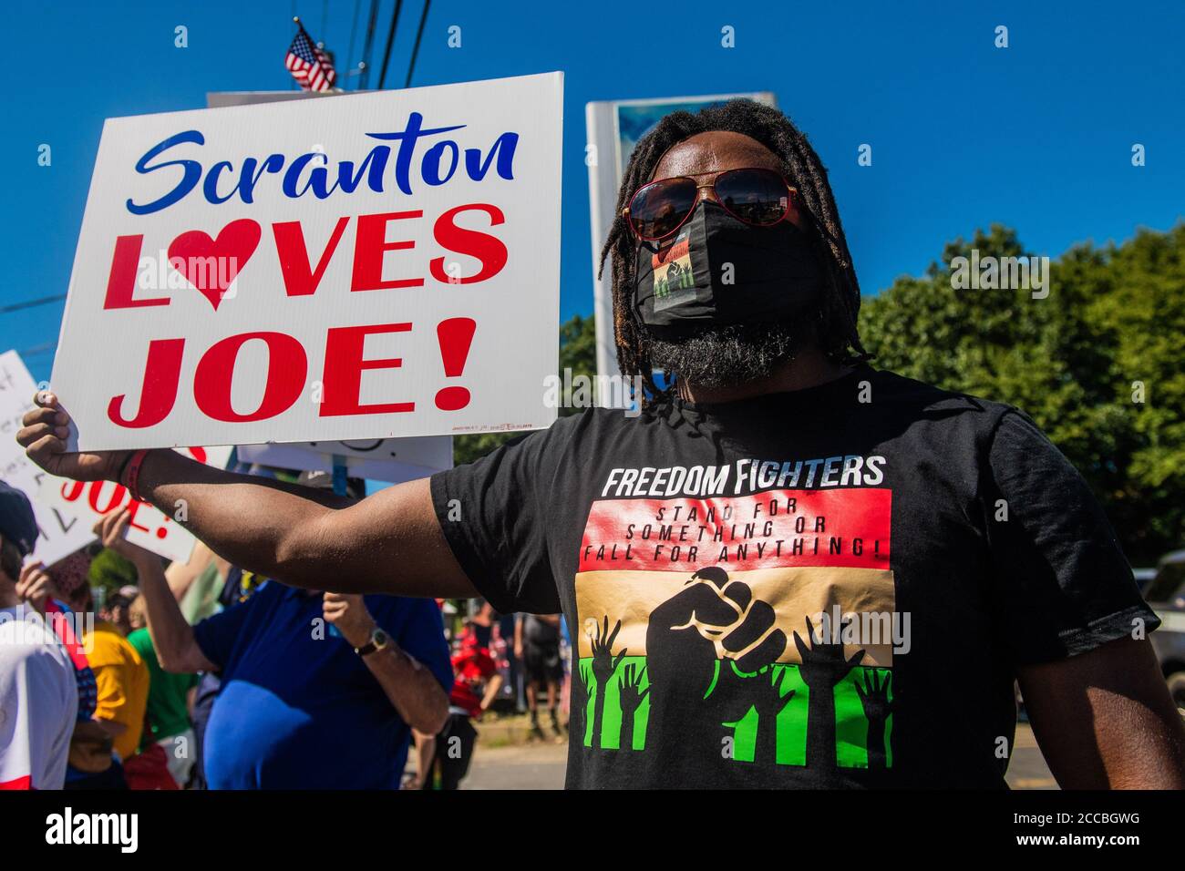 Old Forge, Pennsylvania, Stati Uniti. 20 Agosto 2020. Un sostenitore di Joe Biden dimostra prima di un discorso di Donald Trump a Mariotti Building Products a Old Forge, Pennsylvania, la vicina città di Scranton, città natale dell'avversario presidenziale Joe Biden, il 20 agosto 2020. ( Credit: Chris Tuite/Image Space/Media Punch)/Alamy Live News Foto Stock