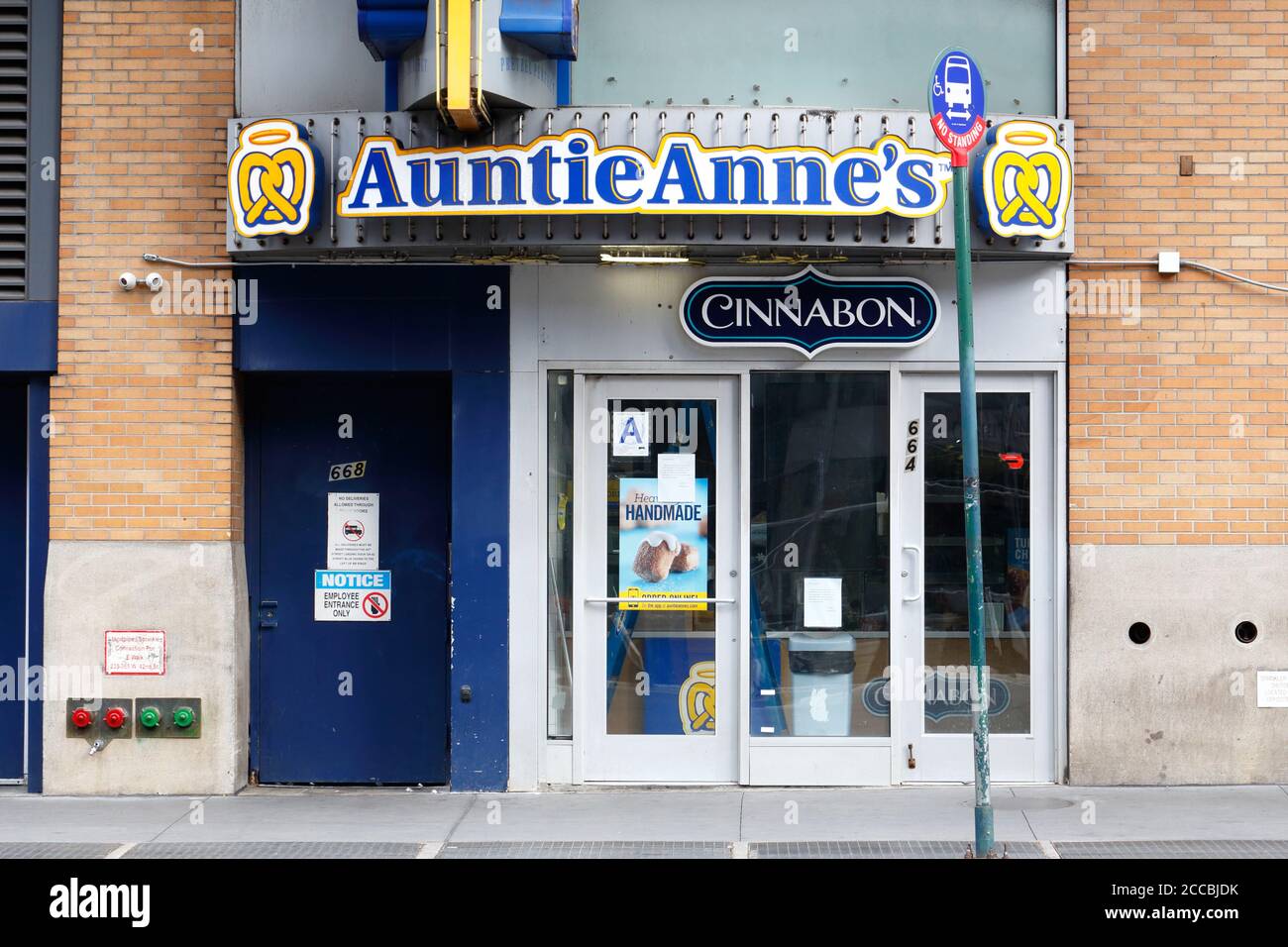Auntie Anne's, Cinnabon, 664 8th Ave, New York, NYC foto di una catena di negozi di pretzel nell'area di Times Square a Manhattan. Foto Stock