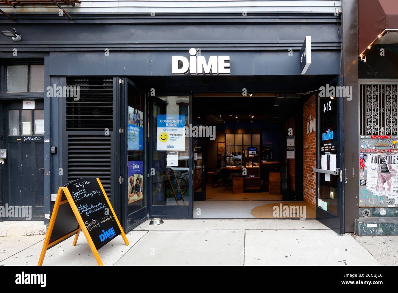 [Storefront storico] Dime Community Bank, 214 Bedford Ave, Brooklyn, New York. Foto storefront di New York di una filiale di banca nel quartiere di Williamsburg Foto Stock