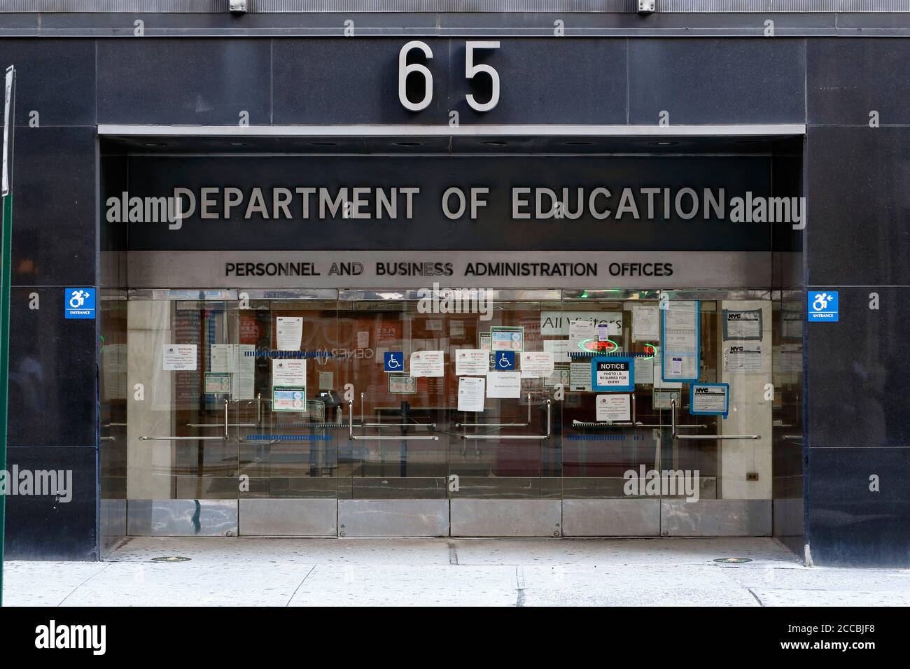 New York City Department of Education, Personnel and Business Administrative Offices, 65 Court St, Brooklyn, New York. Esterno di una burocrazia. Foto Stock
