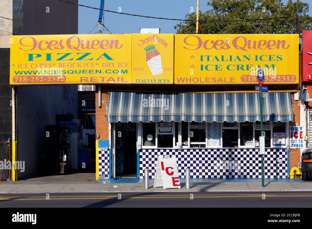 ICES Queen Italian Ice, 1633 Utica Ave, Brooklyn, New York. Foto di un negozio di ghiaccio italiano e di un negozio di ghiaccio secco nelle pianure di New York, il quartiere di Flatbush Foto Stock
