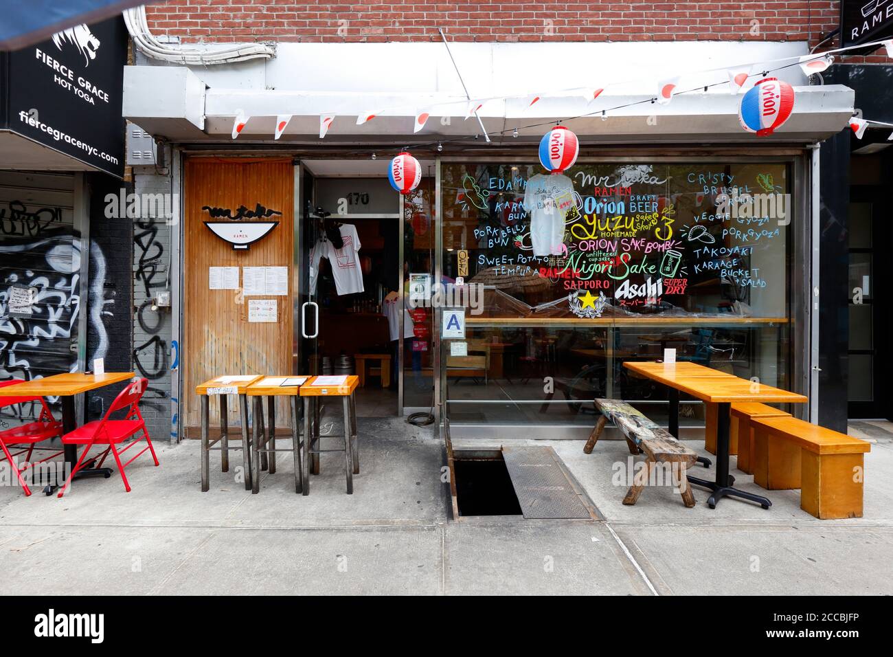 Il Sig. Taka, 170 Allen St, New York, NYC foto di un ristorante giapponese, negozio di ramen, nel quartiere Lower East Side di Manhattan. Foto Stock