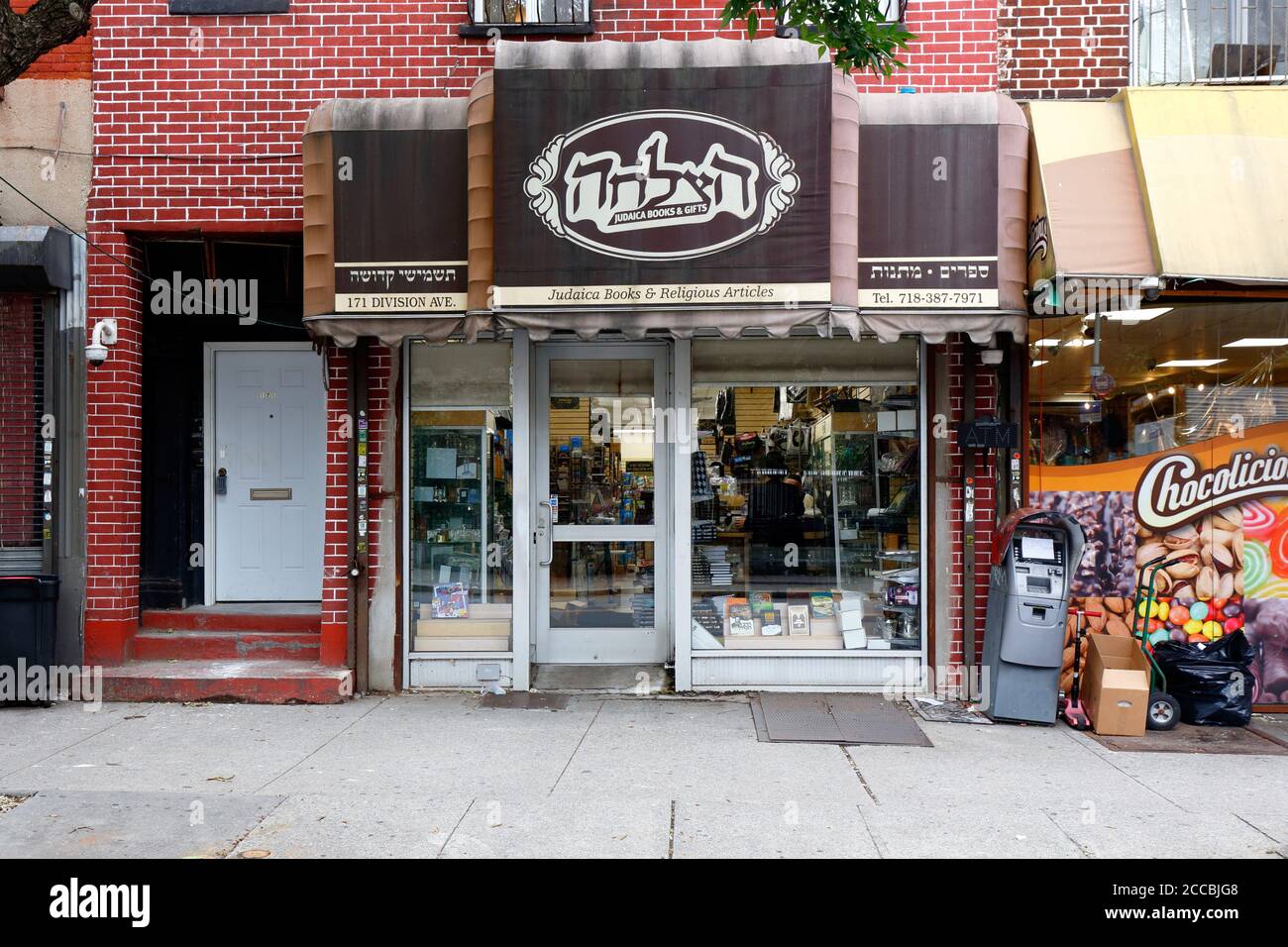 הצלחה Hatzlacha Bookstore, 171 Division St, Brooklyn, New York. Foto di fronte al negozio di New York di una libreria religiosa nel quartiere di South Williamsburg. Foto Stock