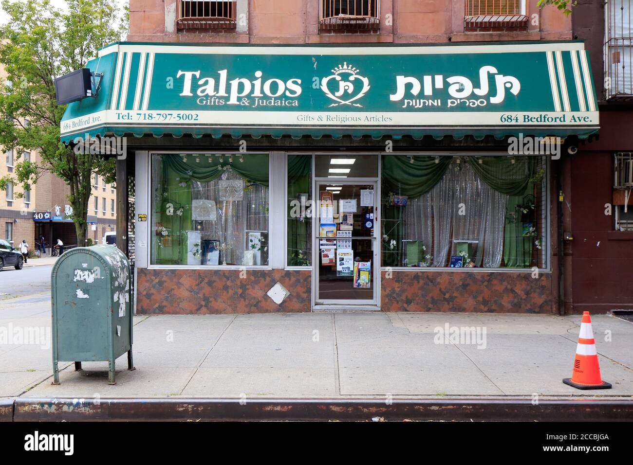 תלפיות Talpios Judaica, 684 Bedford Ave, Brooklyn, New York. Foto storefront di New York di una libreria religiosa e judaica nel quartiere di Williamsburg Foto Stock