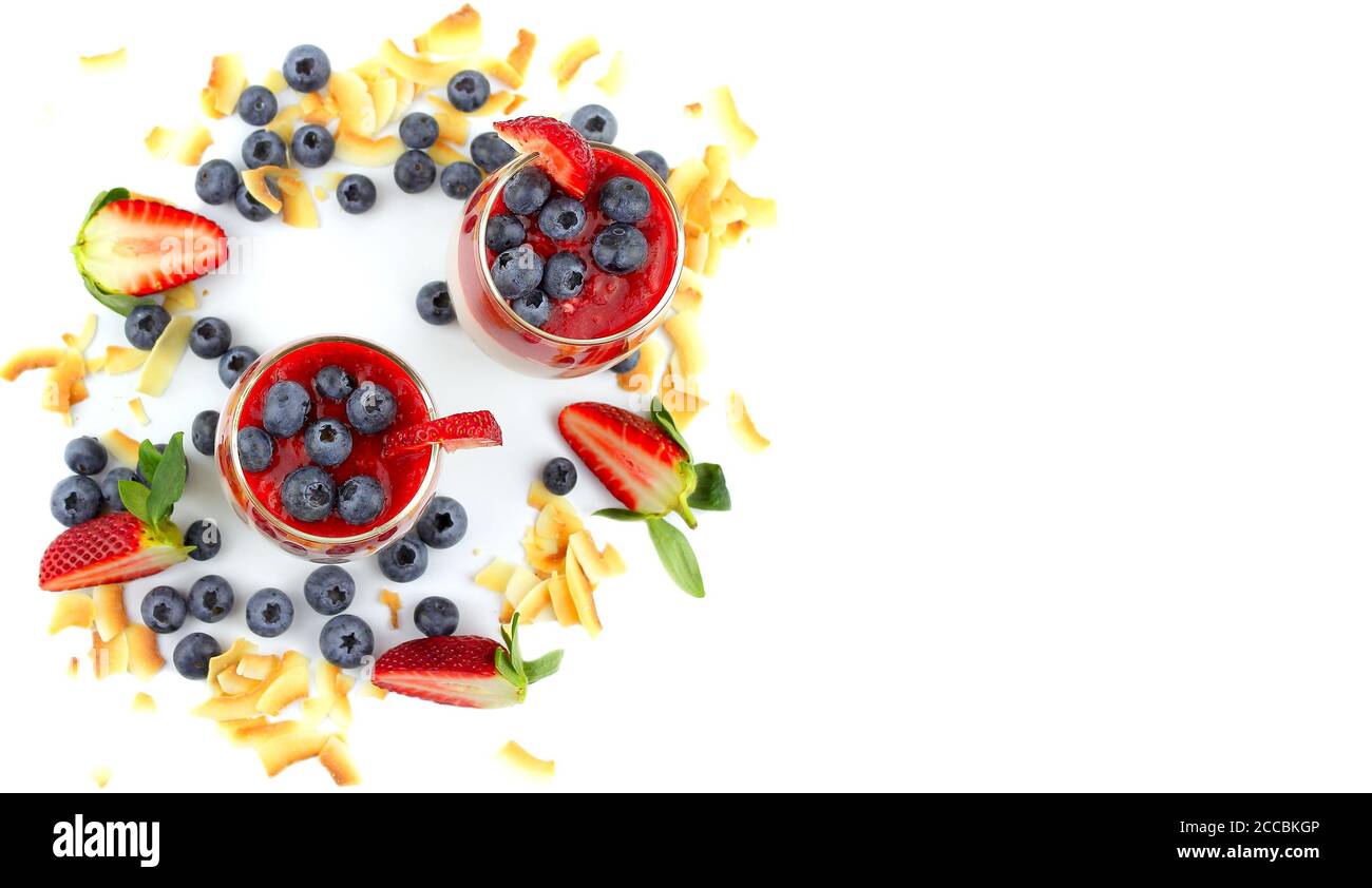 Torta di formaggio fatta in casa con una selezione di frutta e condimento di fragole. Foto Stock