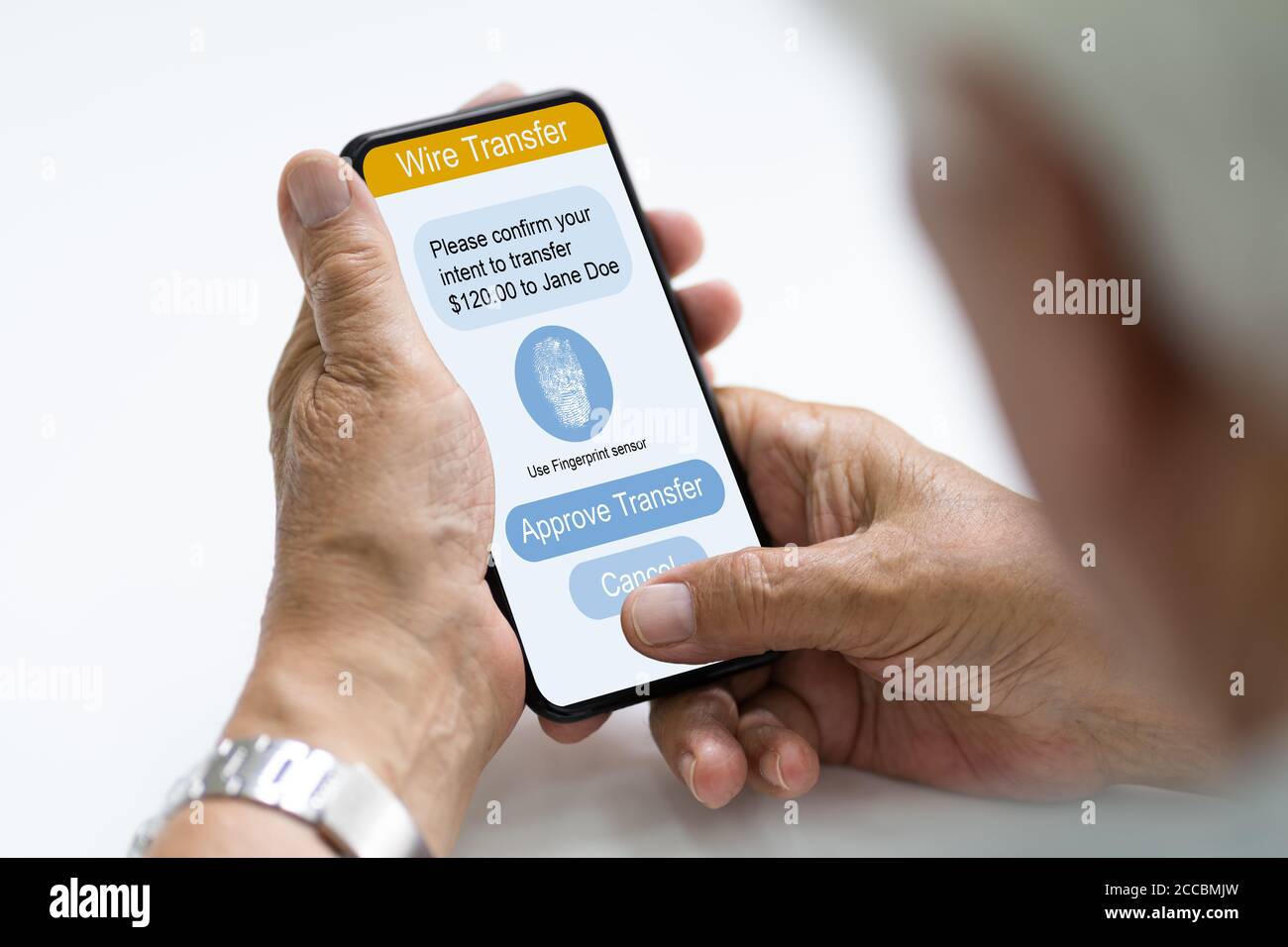 Senior che utilizza l'app di autenticazione online a due fattori Foto Stock