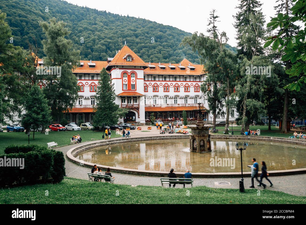 Sinaia, Romania - 25 Luglio 2019 : Piazza della fontana del Parco di Dimitrie Ghica Foto Stock