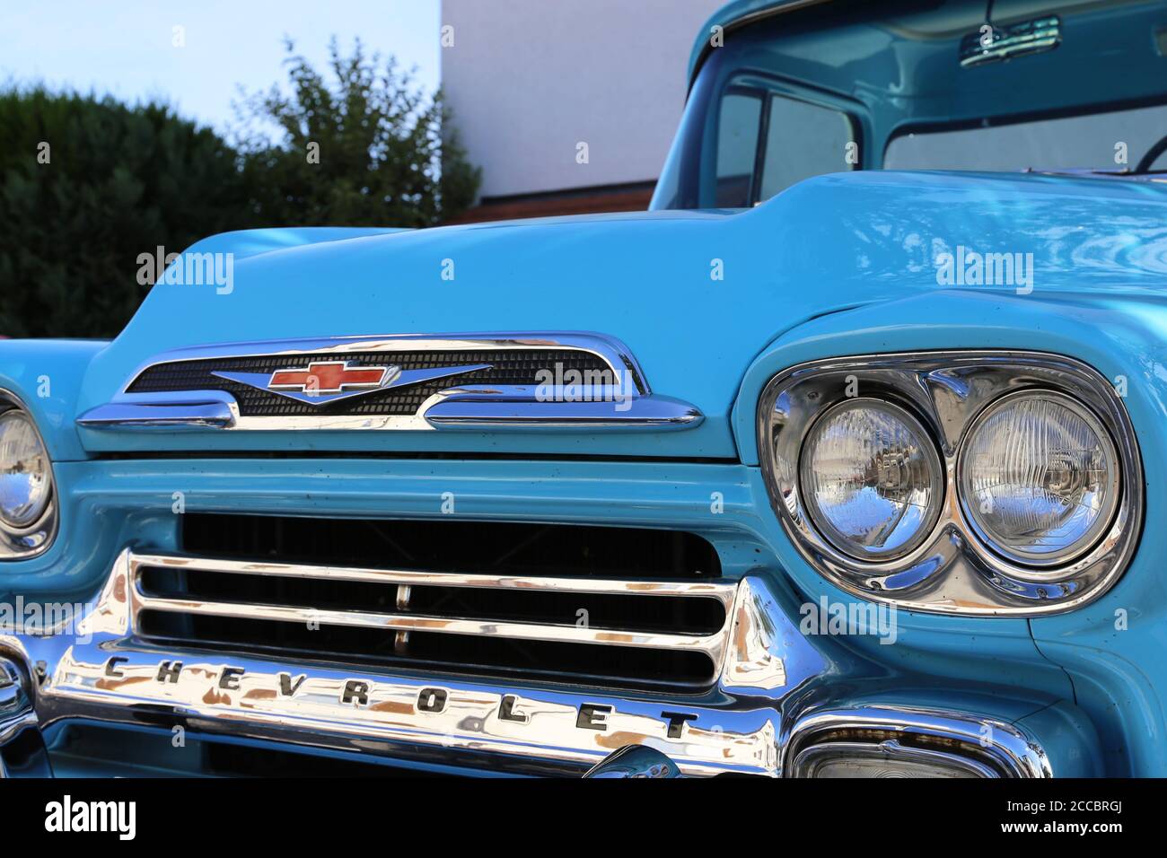 Scatto dettagliato di un vecchio Apache Chevrolet blu incorporato gli anni '50 Foto Stock