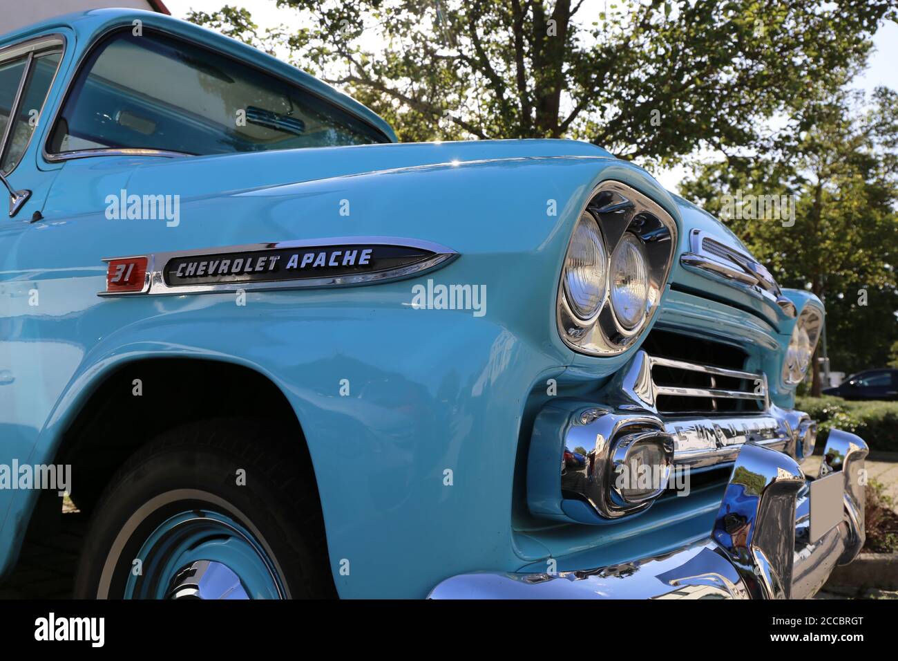 Scatto dettagliato di un vecchio Apache Chevrolet blu incorporato gli anni '50 Foto Stock