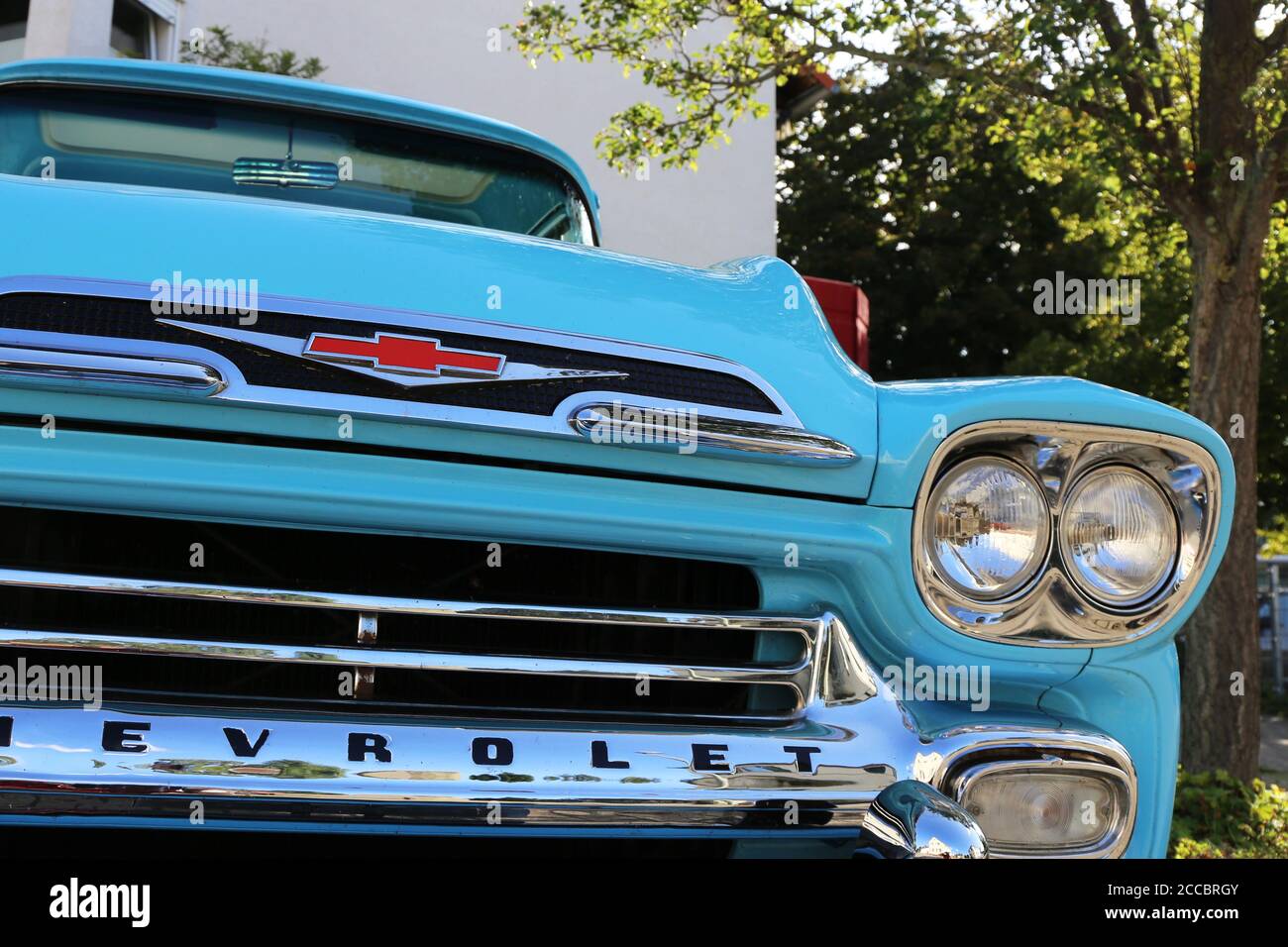Scatto dettagliato di un vecchio Apache Chevrolet blu incorporato gli anni '50 Foto Stock