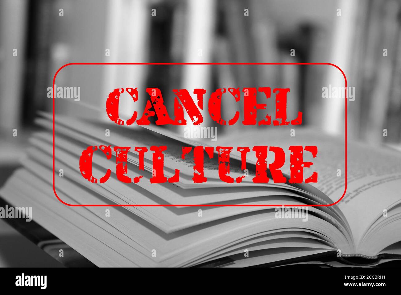 Immagine simbolica del dibattito sul cosiddetto 'Cancel Culture' con un libro aperto e un grande francobollo rosso Foto Stock