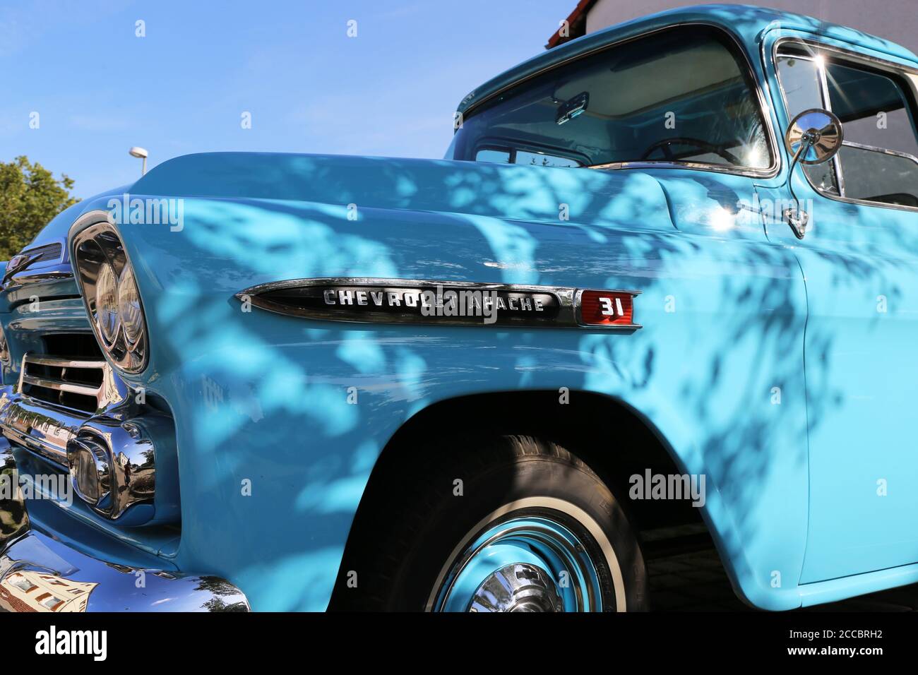 Scatto dettagliato di un vecchio Apache Chevrolet blu incorporato gli anni '50 Foto Stock