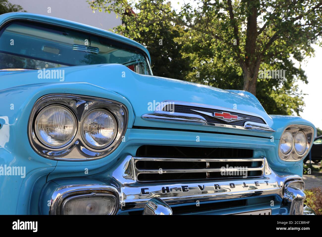 Scatto dettagliato di un vecchio Apache Chevrolet blu incorporato gli anni '50 Foto Stock