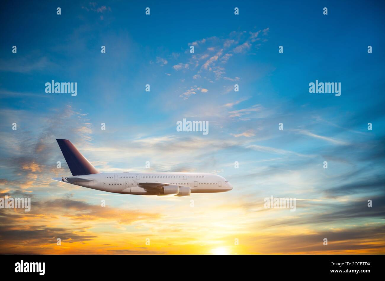 Passeggeri aerei commerciali che volano alla luce del tramonto. Concetto di viaggio veloce, vacanze e affari. Foto Stock